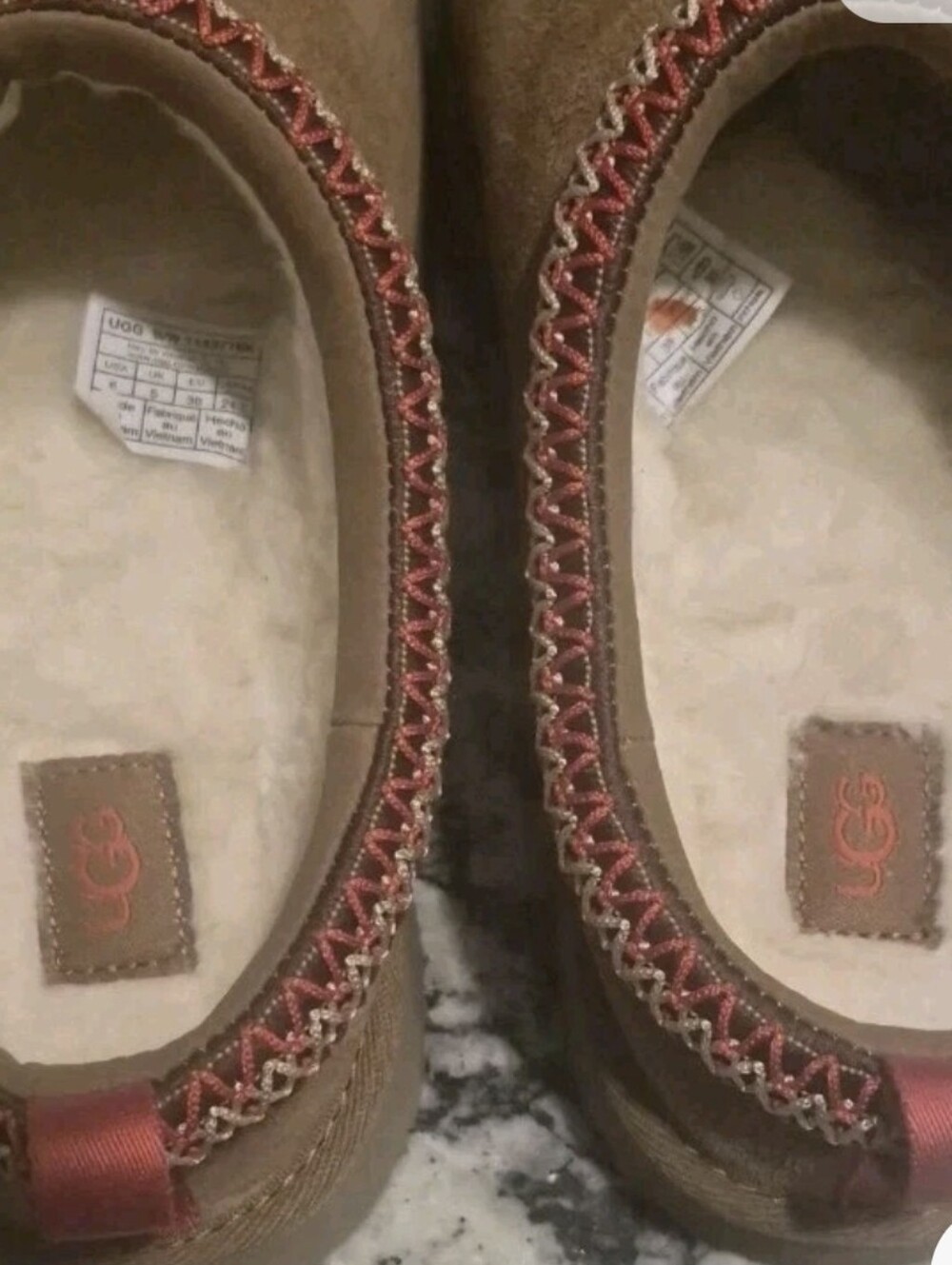 New UGGS Tasman II Clogs With Red Trim 1143776K YOUTH Size 6 - Picture 2 of 8